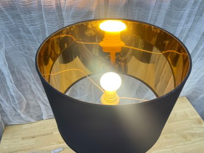 โคมไฟตั้งโต๊ะ สไตล์ Modern เรียบหรู โป๊ะสีดำ โครงแท่งสีทองมีมิติ สภาพ 95%++