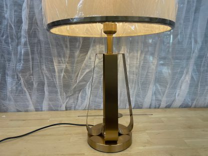 โคมไฟตั้งโต๊ะ Deco สไตล์ Modern โป๊ะสีขาวขอบทอง โครงสีทอง สภาพ 95%++
