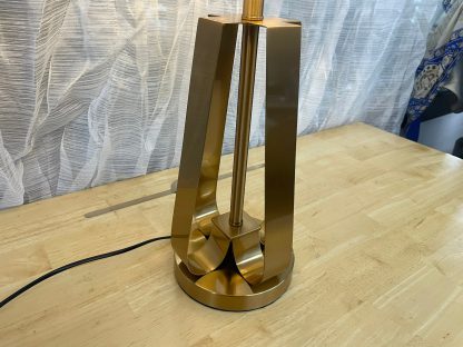 โคมไฟตั้งโต๊ะ Deco สไตล์ Modern โป๊ะสีขาวขอบทอง โครงสีทอง สภาพ 95%++