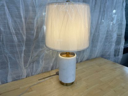 โคมไฟตั้งโต๊ะ สไตล์ Luxury โป๊ะสีขาว โครงสีทอง หินอ่อน  สภาพ 95%++