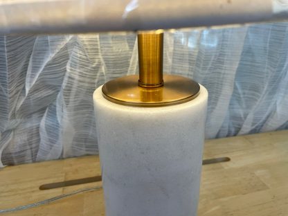 โคมไฟตั้งโต๊ะ สไตล์ Luxury โป๊ะสีขาว โครงสีทอง หินอ่อน  สภาพ 95%++
