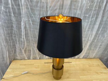 โคมไฟตั้งโต๊ะ สไตล์ Modern เรียบหรู โป๊ะสีดำ โครงสีทอง สภาพ 95%++