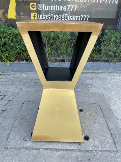 โต๊ะบาร์ทรงนาฬิกาทรายโครงไม้สีทอง 