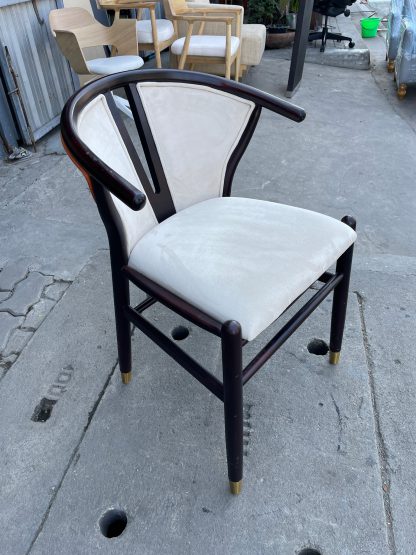 เก้าอี้โครงขาไม้สีน้ตาล เบาะผ้ากำมะหยี่ สีขาว หลังโค้ง