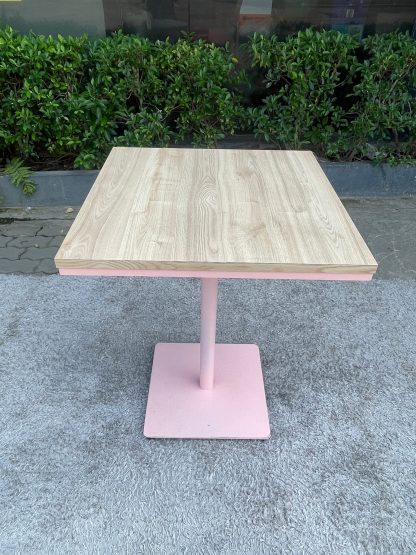 โต๊ะทานอาหาร 2 ที่นั่ง โครงขาเหล็กสีชมพู ท๊อปลายไม้ 