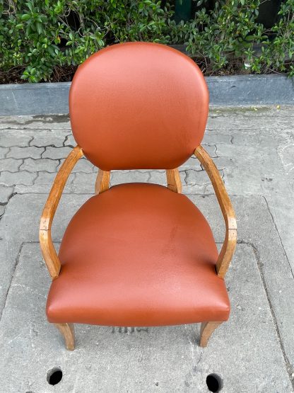 เก้าอี้โครงไม้สัก เบาพหนังสีน้ำตาล มีพนักพิงหลัง
