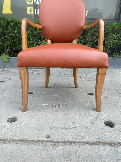 เก้าอี้โครงไม้สัก เบาพหนังสีน้ำตาล มีพนักพิงหลัง