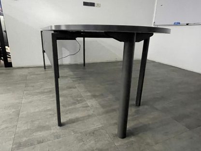 โต๊ะทำงาน โครงขาเหล็กสีเทา ท็อปสีขาว มีช่องปลั๊กไฟ