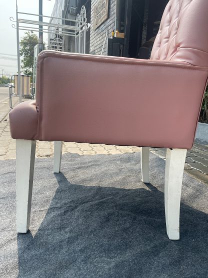 เก้าอี้อาร์มแชร์ เบาะหนังเทียมสีชมพู หลังดึงดุม โครงขาไม้สีขาว