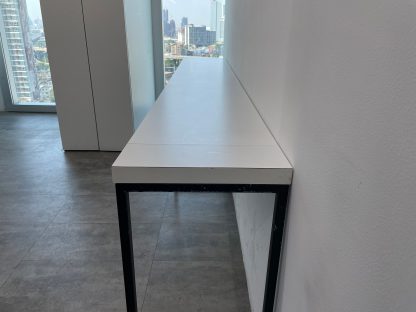 โต๊ะยาว โครงขาเหล็ก สีดำ ท็อปสีขาว