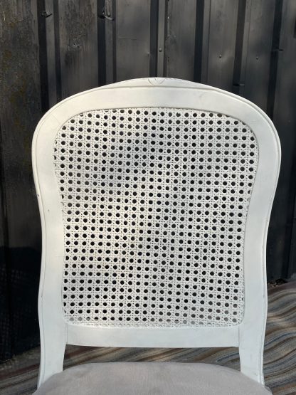 เก้าอี้โครงขาไม้ หลังหวาย เบาะผ้าสีขาว