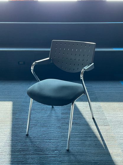 เก้าอี้ห้องประชุม เบาะผ้า โครงขาเหล็ก หลังพลาสติก สีดำ
