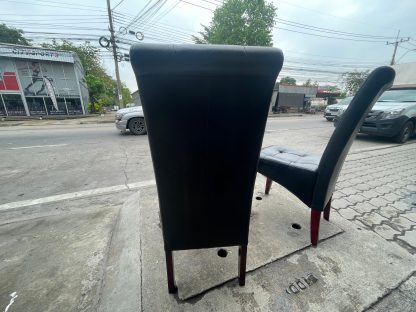เก้าอี้โครงขาไม้เบาะหนังสีดำดึงดุม