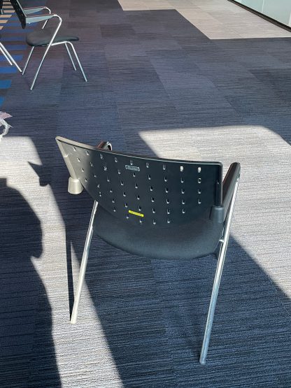 เก้าอี้ห้องประชุม เบาะผ้า โครงขาเหล็ก หลังพลาสติก สีดำ