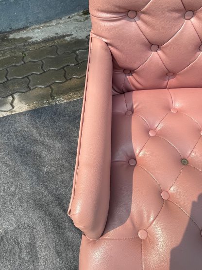 เก้าอี้อาร์มแชร์ เบาะหนังเทียมสีชมพู หลังดึงดุม โครงขาไม้สีขาว