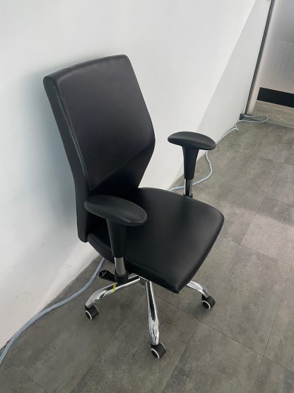 เก้าอี้สำนักงานเบาะหนังสีดำ Euro 2009