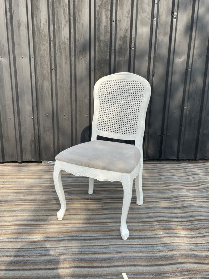 เก้าอี้โครงขาไม้ หลังหวาย เบาะผ้าสีขาว
