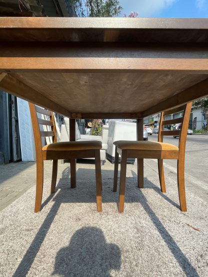 ชุดโต๊ะทานอาหาร โครงไม้ 3 ที่นั่ง เก้าอี้เบาะผ้าสีน้ำตาล