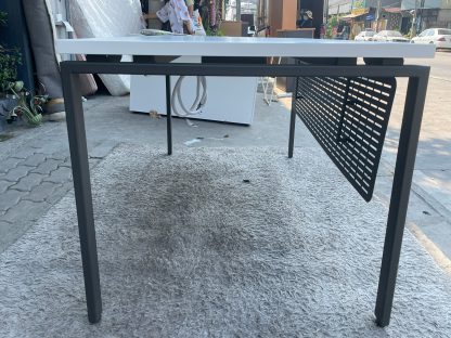 โต๊ะทำงาน โครงขาเหล็ก สีดำ ท็อปสีขาว แบรนด์ Practika