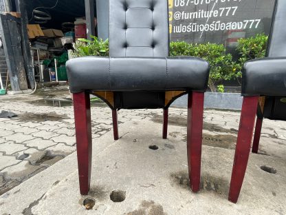 เก้าอี้โครงขาไม้เบาะหนังสีดำดึงดุม