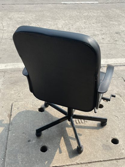 เก้าอี้สำนักงาน เบาะหนังสีดำ