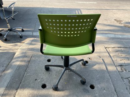 เก้าอี้สำนักงาน โครงขาเหล็ก ที่นั่งพลาสติกสีเขียว