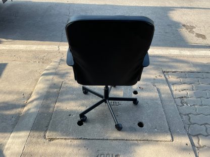 เก้าอี้สำนักงาน เบาะหนัง โครงเหล็กสีดำ