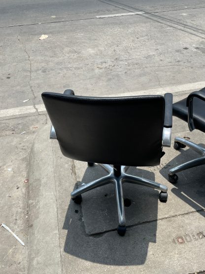 เก้าอี้สำนักงาน Perfect เบาะหนังดำ ขาเหล็ก มีแขน