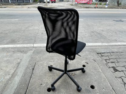 เก้าอี้สำนักงาน โครงขาเหล็ก หลังตาข่าย เบาะผ้าสีดำ แบรนด์ IKEA