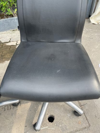 เก้าอี้สำนักงานเบาะหนังสีดำ มีพักแขน แบรนด์ Perfect รุ่น FF 01