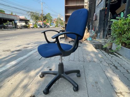 เก้าอี้สำนักงานสีน้ำเงิน แขนสีดำ
