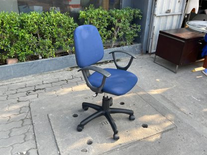 เก้าอี้สำนักงานสีน้ำเงิน แขนสีดำ