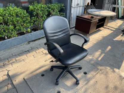 เก้าอี้สำนักงาน เบาะหนังสีดำ โครงขาเหล็ก