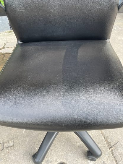 เก้าอี้สำนักงานเบาะหนังสีดำ แบรนด์ mono 