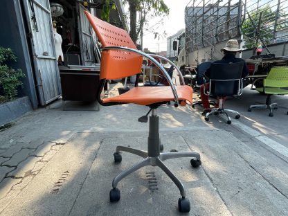 เก้าอี้สำนักงาน โครงขาเหล็ก ที่นั่งพลาสติกสีส้ม
