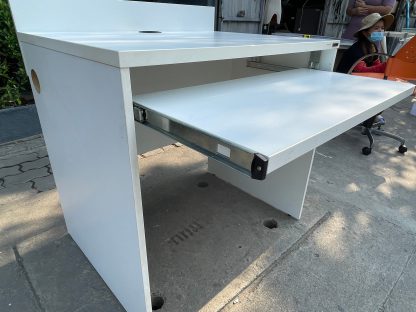 โต๊ะทำงาน ไม้อัดสีขาวมีที่วางคีย์บอร์ด