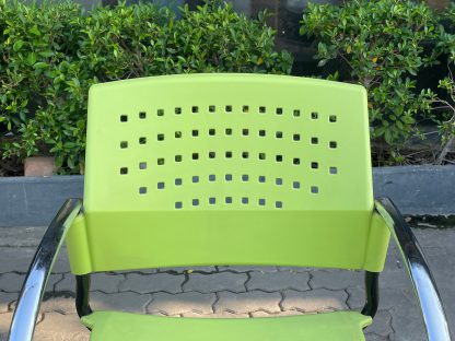 เก้าอี้สำนักงาน โครงขาเหล็ก ที่นั่งพลาสติกสีเขียว