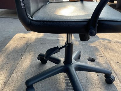 เก้าอี้สำนักงาน เบาะหนังสีดำ โครงขาเหล็ก