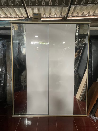 ตู้เสื้อผ้าโครงไม้ สีขาว ประตูบานเลื่อนกระจก 2 ฝั่ง 3 ลิ้นชัก 7 ชั้นวางของ พร้อมไฟส่องสว่าง แบรนด์ SB
