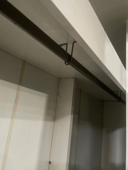 ตู้เสื้อผ้าโครงไม้ สีขาว ประตูบานเลื่อนกระจก 2 ฝั่ง 3 ลิ้นชัก 7 ชั้นวางของ พร้อมไฟส่องสว่าง แบรนด์ SB