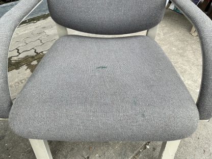 เก้าอี้อาร์มแชร์ โครงขาเหล็ก เบาะผ้าสีเทา
