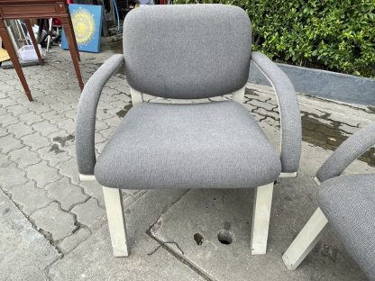 เก้าอี้อาร์มแชร์ โครงขาเหล็ก เบาะผ้าสีเทา