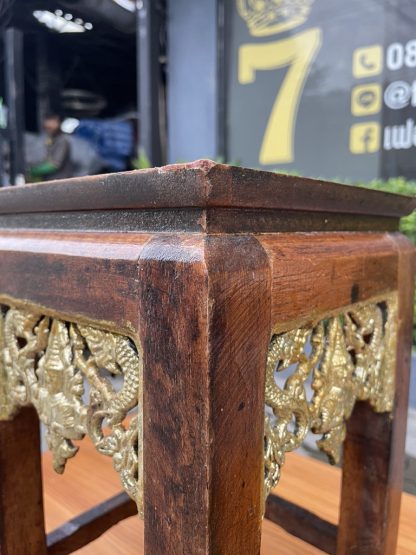 โต๊ะสี่เหลื่ยม โครงไม้สีน้ำตาลเข้ม ตกแต่งลายไทย