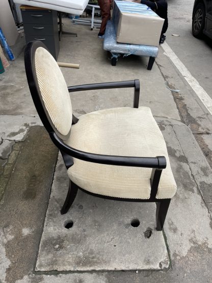 เก้าอี้อาร์มแชร์ เบาะผ้ากำมะหยี่ สีครีม โครงขาไม้สีดำ