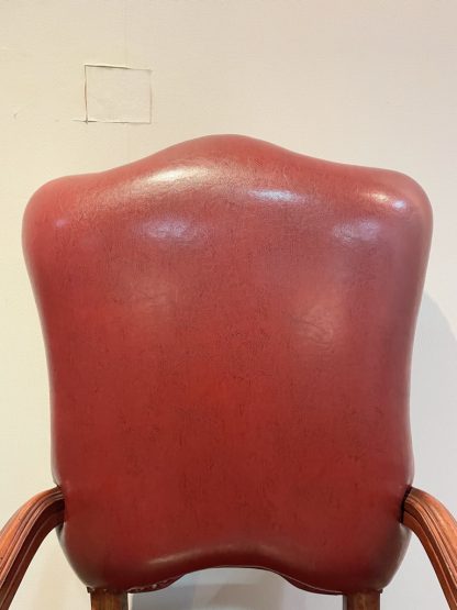 เก้าอี้สำนักงาน พักแขนและขาไม้แกะสลักขาสิงห์ เบาะหนังเทียม สีแดงเลือดหมู ตอกหมุดรอบตัว มีโช๊กปรับขึ้นลงได้ งานนำเข้า