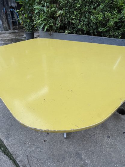 โต๊ะกลาง ท็อปงานดีไซน์ สีเหลือง ขาเหล็กสีเทา