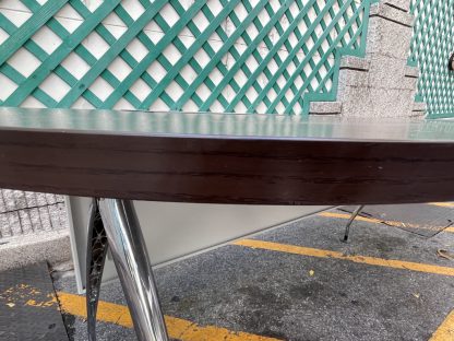 โต๊ะทำงานทรงโค้ง ท็อปสีน้ำตาลลายไม้ มีช่องสายไฟ ขาเหล็ก