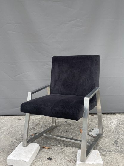 เก้าอี้อาร์มแชร์ เบาะผ้ากำมะหยี่สีดำ ขาสแตนเลส