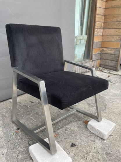 เก้าอี้อาร์มแชร์ เบาะผ้ากำมะหยี่สีดำ ขาสแตนเลส