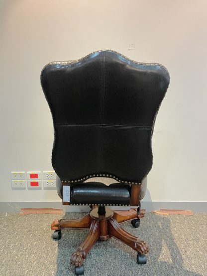 เก้าอี้สำนักงาน พักแขนและขาไม้แกะสลักขาสิงห์ เบาะหนังเทียม สีดำ หลังดึงดุม ตอกหมุดรอบตัว มีโช๊กปรับขึ้นลงได้ งานนำเข้า